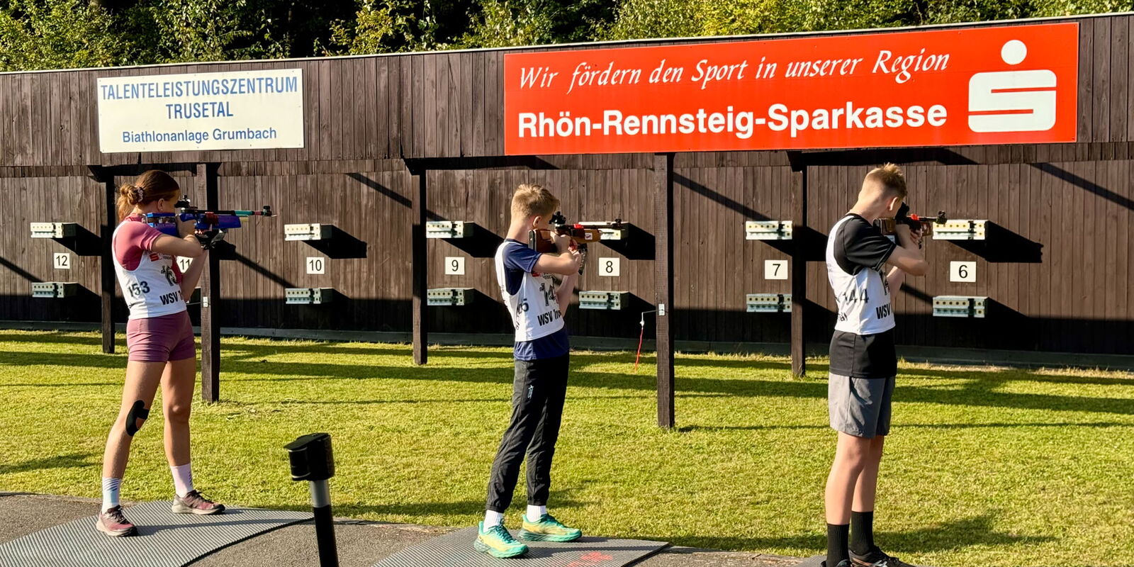 Drei Nachwuchssportler am Schießstand für Biathlon-Training in Brottterode