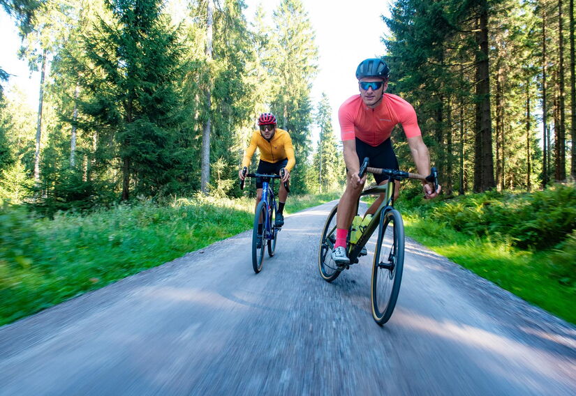 Radfahrer mit Gravelbike unterwegs am Rennsteig