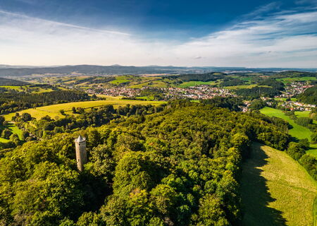 der Wallenburger Turm bei Trustetal aus der Vogelperspektive