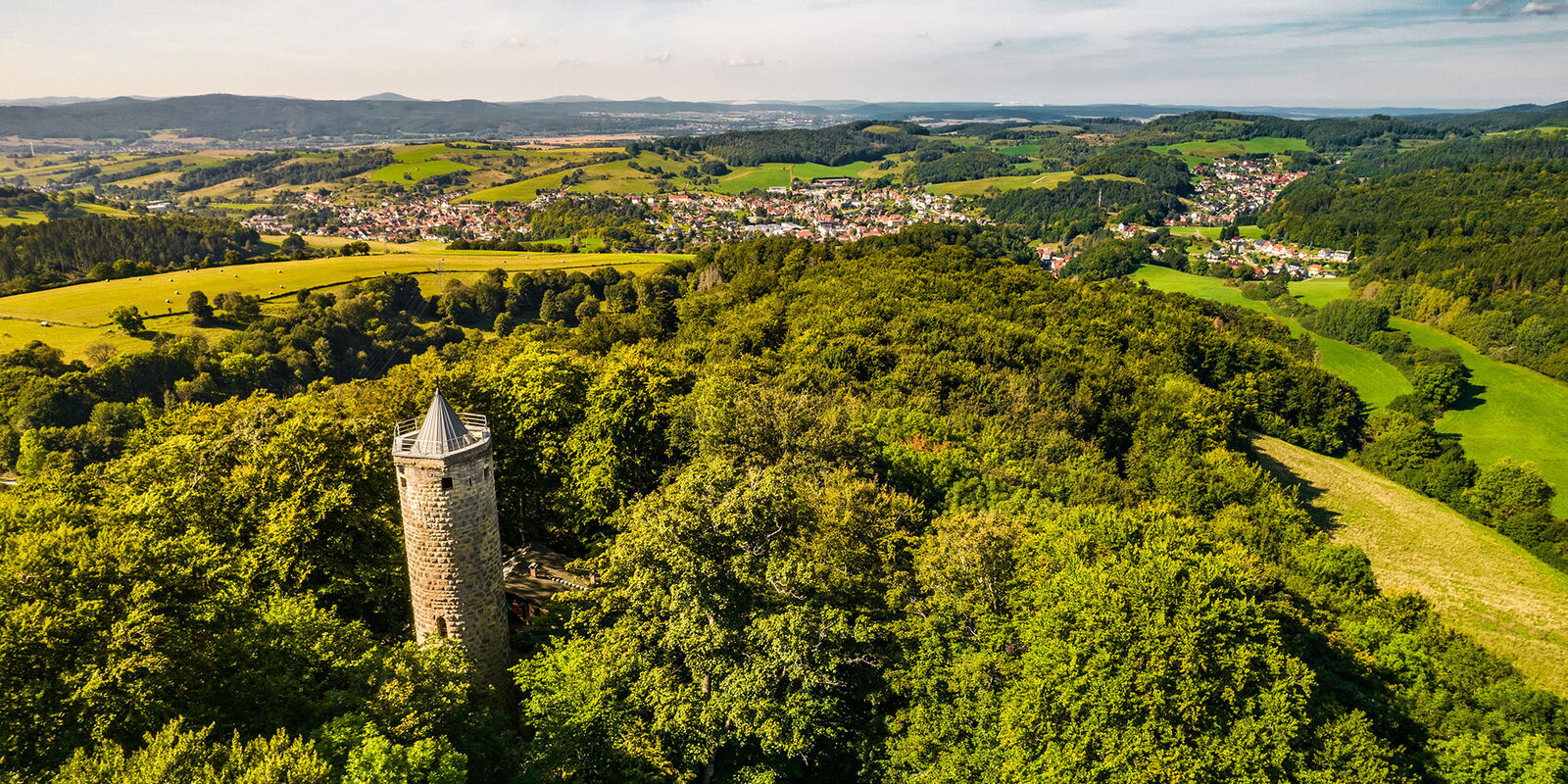 der Wallenburger Turm bei Trustetal aus der Vogelperspektive