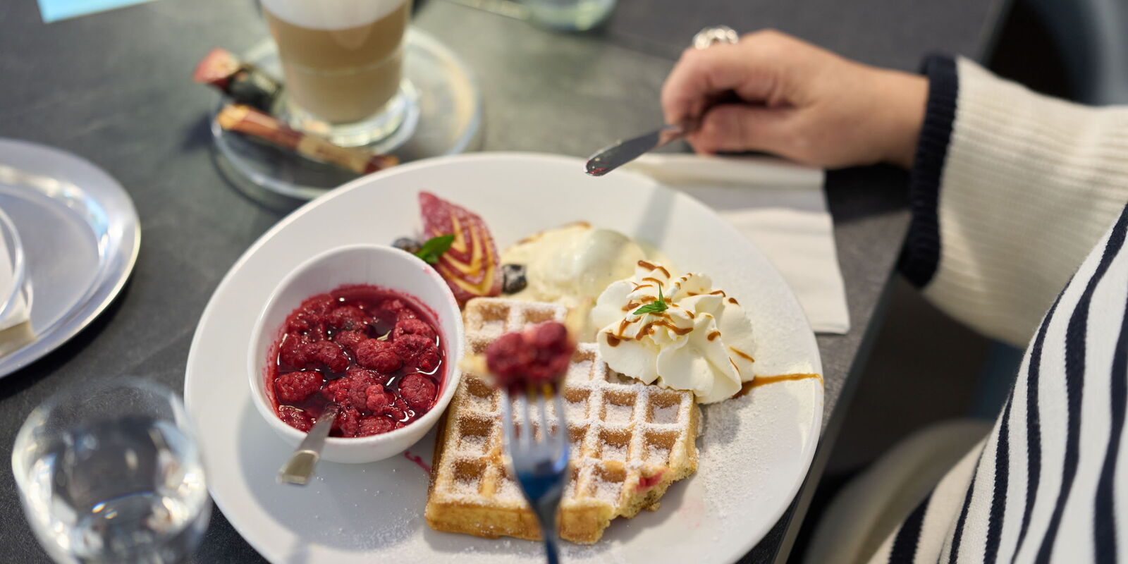 Detail mit Waffeln, Eis und Früchten